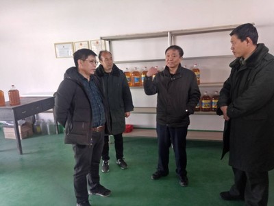 【一線傳真】三門峽職業(yè)技術(shù)學(xué)院領(lǐng)導(dǎo)到桐木溝村幫助解決集體產(chǎn)業(yè)和農(nóng)產(chǎn)品銷售難題