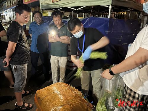 深夜出擊 冷水江開展農(nóng)貿(mào)市場食用農(nóng)產(chǎn)品聯(lián)合抽檢